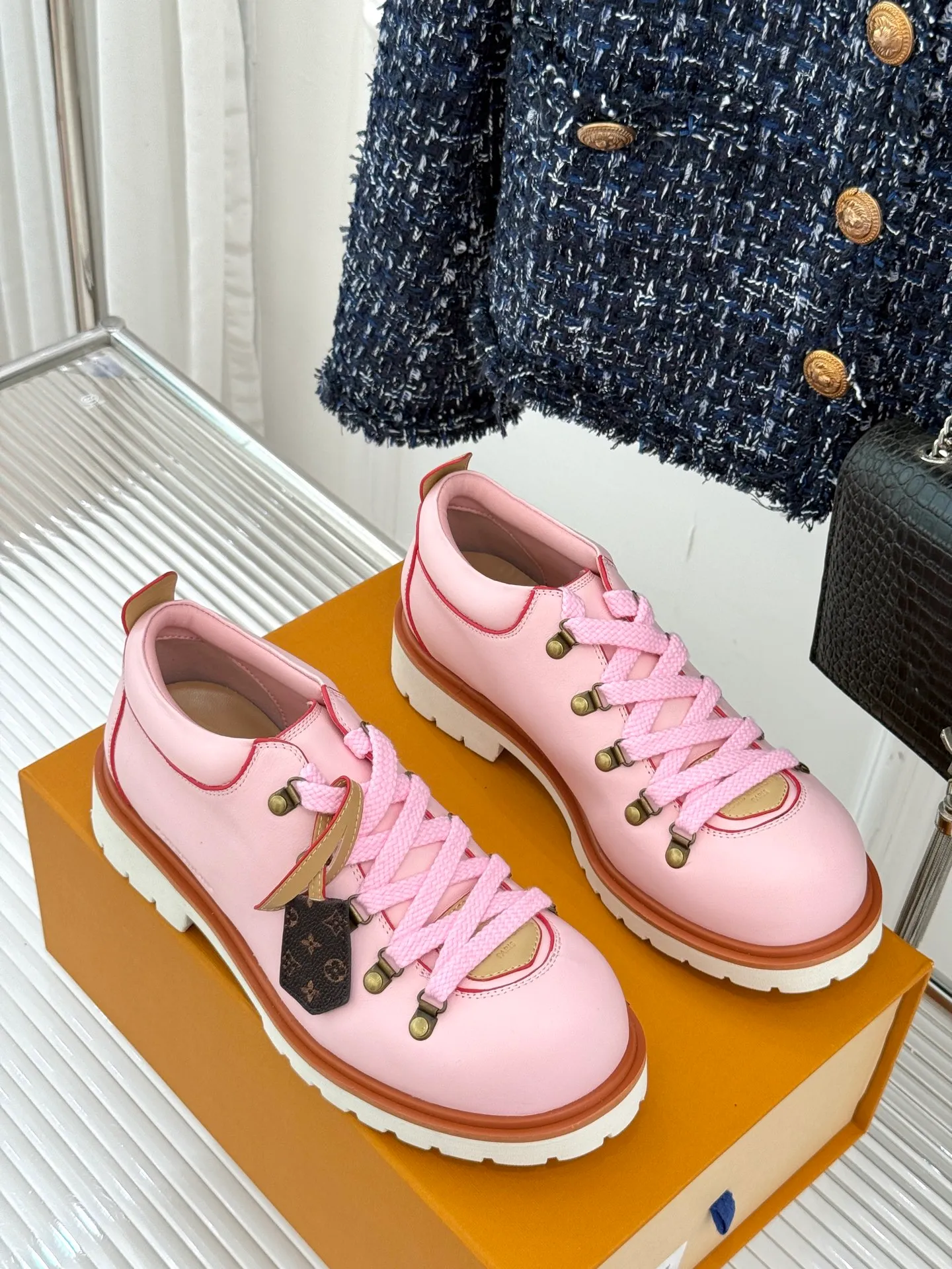 P720 LV Remix derby 25WF new product, the top version of couple's derby shoes, uses classic as the base color to reshape the fashion style✨ Various colors break the monotony. Black is cool, brown is retro, pink is sweet, and blue is fresh. Suitable for different styles of wear🎨 The delicate leather fits the foot shape and the shoelace details hide ingenuity. It is a fashion symbol of walking and steps on the forefront of the trend every step of the way. Start your own style journey🚶‍♀️ The fabric is made of first-layer cowhide, the inner pads are all sheepskin, the original molded custom TPU non-slip outsole size: Female: 35-41 (40/41 customized) Male: 39-46 (45/46 customized)